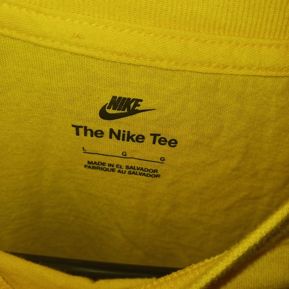 Bundle of Nike Boy Logo Graphic Tees - Picture 15 of 15